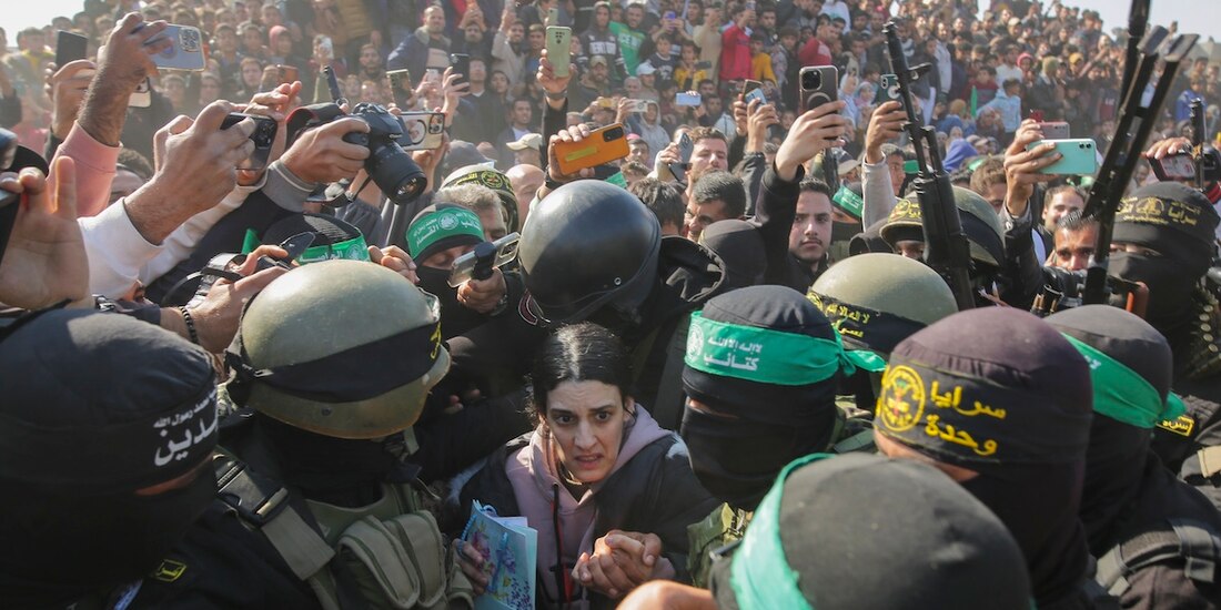 La rehén Arbel Yehud muestra lo caótico de su liberación, ayer, en Khan Younis.