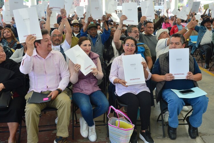 En el primer año de gobierno de la mandataria Delfina Gómez han entregado más de 2 mil 700 títulos de propiedad.