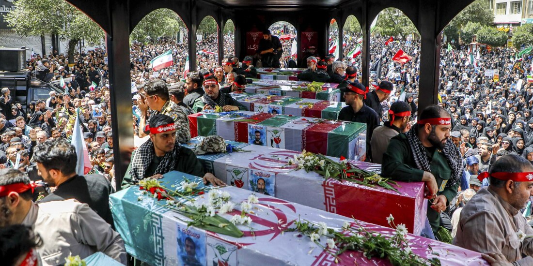 Funeral en Mashhad Irán, ayer, en honor de las víctimas de los ataques israelíes.