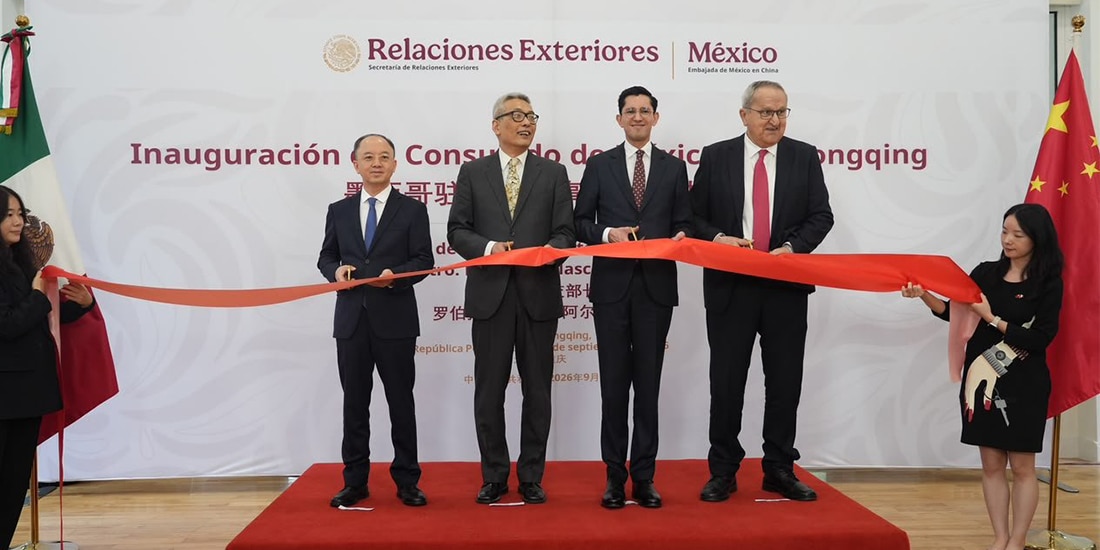 El canciller Roberto Velasco (2.o de der. a izq.), ayer, en Beijing, durante la inauguración del consulado.