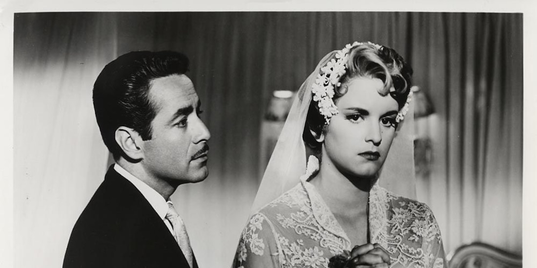 Fotograma del largometraje Ensayo de un crimen, en el que aparecen los actores Ernesto Alonso y Ariadna Welter.