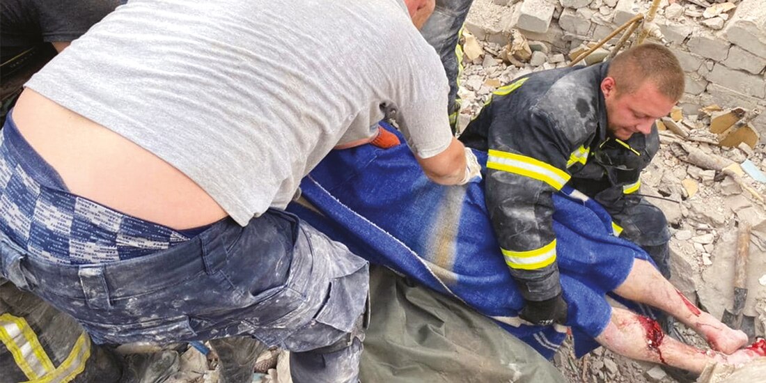 Rescatistas ayudan a sacar a víctimas y buscan a sobrevivientes en edificio residencial bombardeado, ayer.