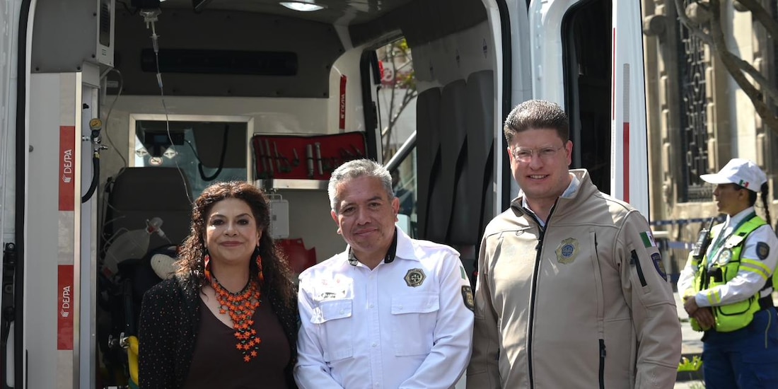 La Jefa de Gobierno, Clara Brugada Molina, hace entrega oficial de las 25 nuevas ambulancias al Escuadrón de Rescate y Urgencias Médicas (ERUM) de la SSC.