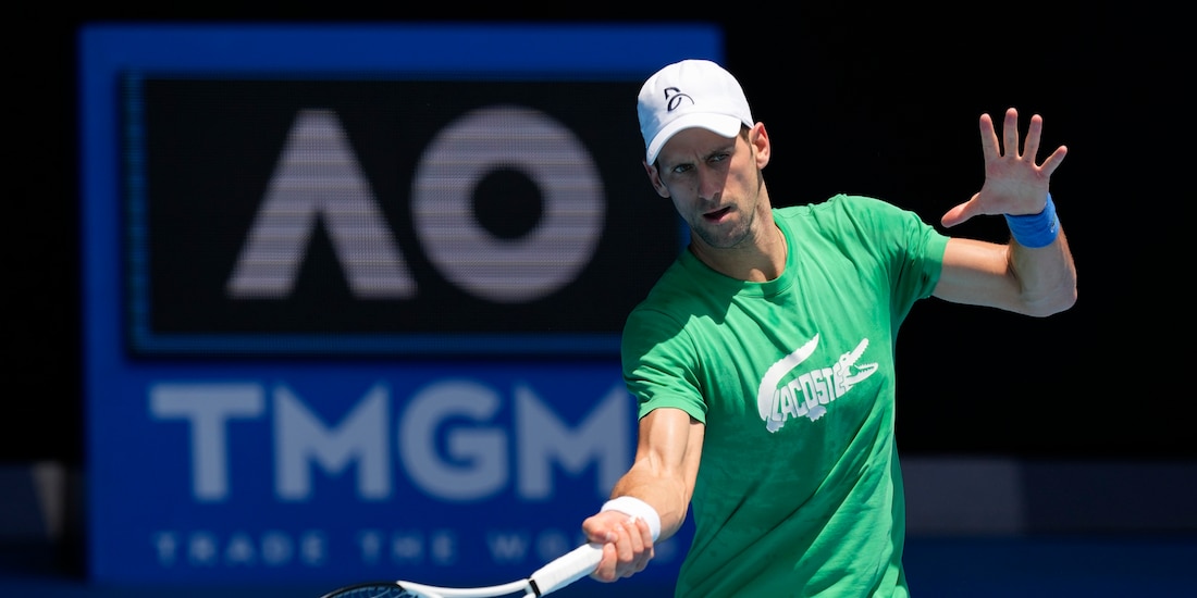 Novak Djokovic, actual campeón del Abierto de Australia, practica en Melbourne, sede del torneo de Grand Slam.