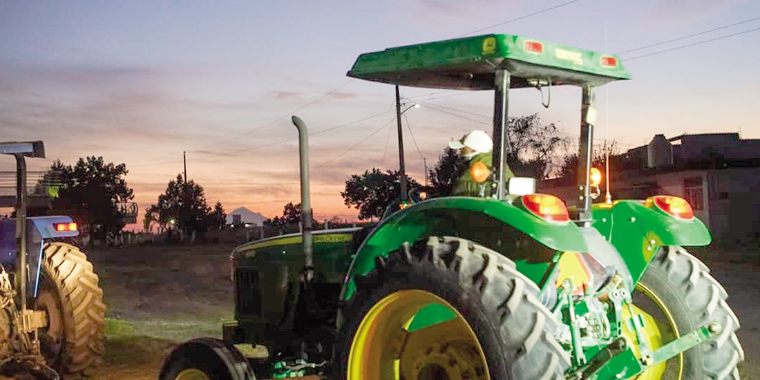 Agricultores y ganaderos de tres estados, al dirigirse ayer en caravana a la CDMX.