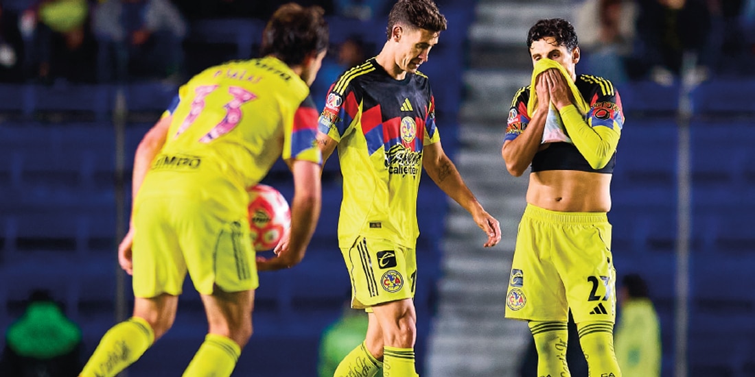 FUTBOLISTAS del América se lamentan, ayer, tras conseguir otra derrota en el CL26.