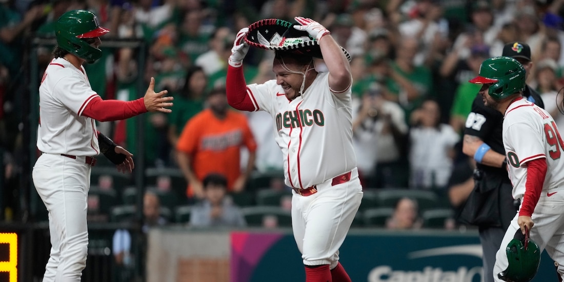 Alejandro Kirk festeja un homerun en el triunfo de México sobre Brasil en el Clásico Mundial de Beisbol 2026.