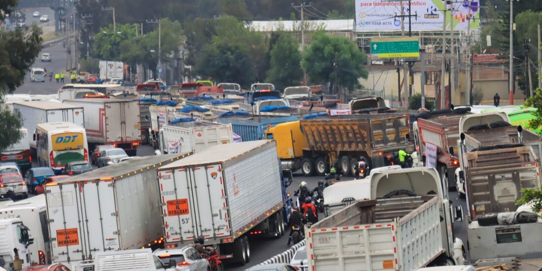 Este lunes 24 de noviembre, transportistas realizan bloqueos a la vialidad.