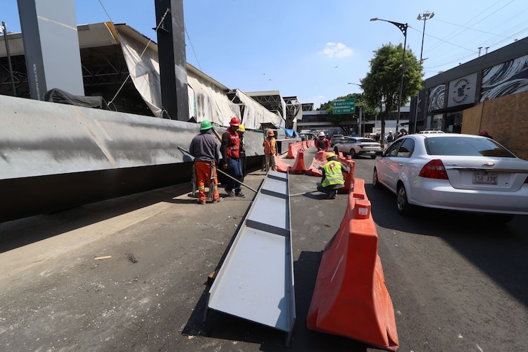 Una estructura metálica cayó sobre la calzada San Antonio Abad y afectó a una conductora.