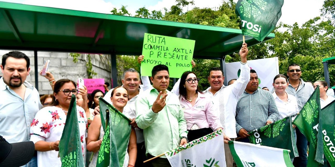 Al centro de la imagen el Gobernador constitucional.