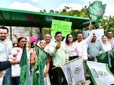 Al centro de la imagen el Gobernador constitucional.