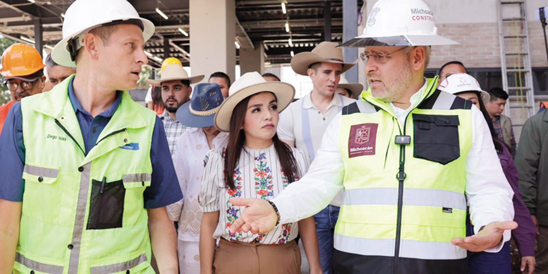 Alfredo Ramírez Bedolla, gobernador de Michoacán, en recorrido, ayer.