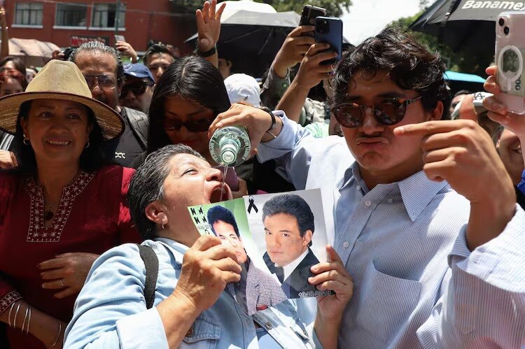 Una señora tomó un trago de Bacardí que repartió un joven.