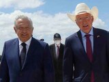 Andrés Manuel López Obrador, Presidente de México, y Ken Salazar, embajador de Estados Unidos en México, durante la inauguración de la Feria Aeroespacial México 2021 en la Base Aérea Militar N.º 1, el 22 de septiembre de 2021