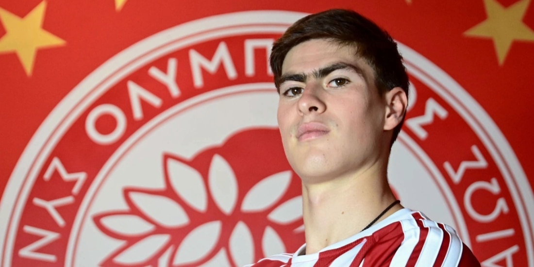 La Hormiga González en su presentación con el Olympiacos