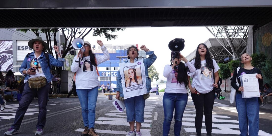 Madres buscadoras mantienen bloqueada la calzada de Tlalpan por la suspensión de la jornada de búsqueda de Pamela Gallardo.