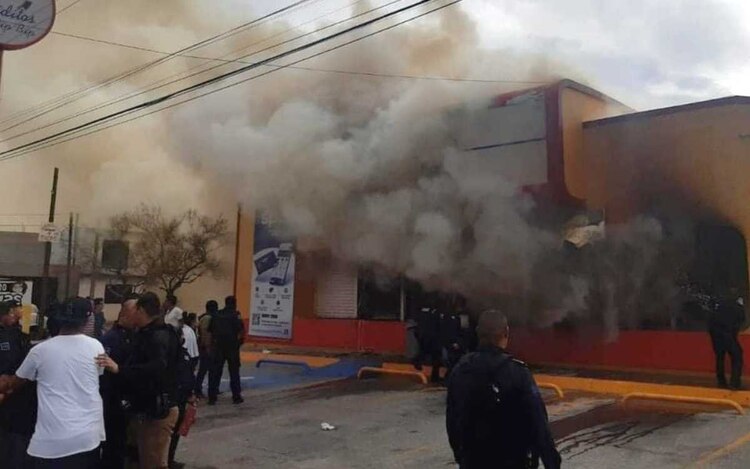 Comercios y tiendas de conveniencia fueron quemados por grupos armados durante la jornada de violencia registrada el jueves en Ciudad Juárez.