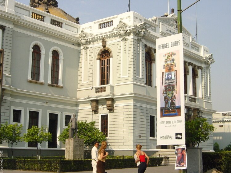 La Universidad de Guadalajara, en 2002.
