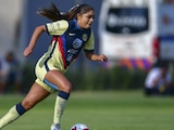 Jana Gutiérrez conduce el balón durante un partido con el América en la Liga MX Femenil.