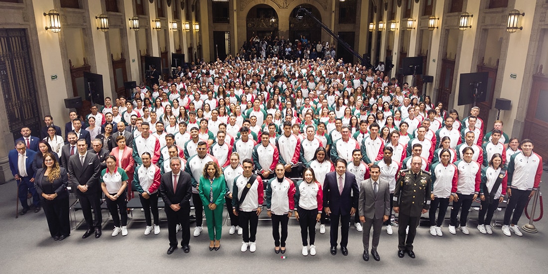 La mandataria rodeada de otras autoridades y deportistas, ayer, en Palacio Nacional.