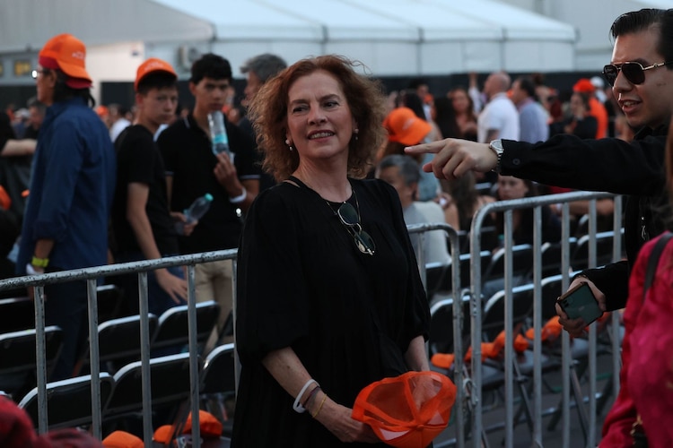 La escritora Beatríz Gutiérrez Müller asistió al concierto de Andrea Bocelli en el Zócalo.