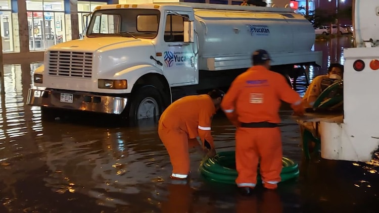 Lluvias en Mérida: Protección Civil atendió un encharcamiento en la calle 52 de la colonia hidalgo, cerca de Plaza Las Américas, con pipas para desazolvar el agua en la zona