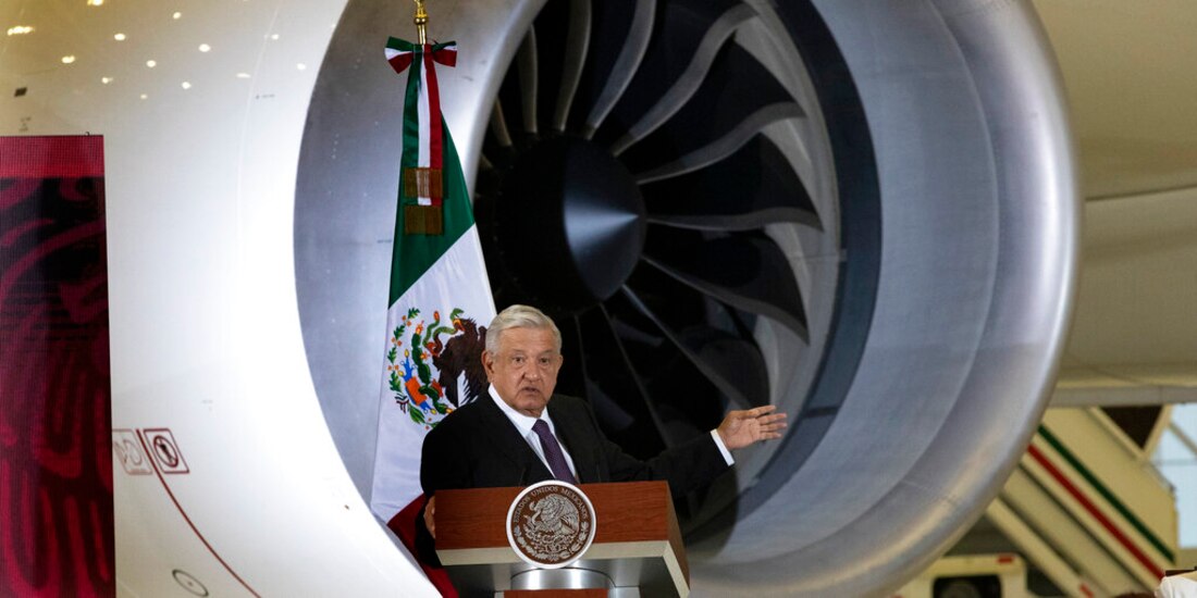 El presidente mexicano Andrés Manuel López Obrador ofreció su conferencia de prensa diaria frente al exavión presidencial en el Aeropuerto Internacional Benito Juárez de Ciudad de México.