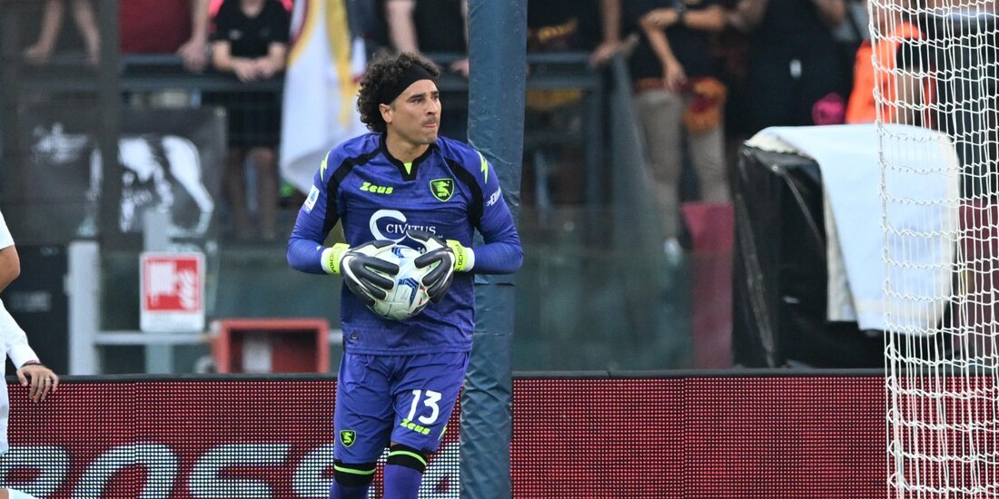 Memo Ochoa durante un partido de la Salernitana en la Serie A.