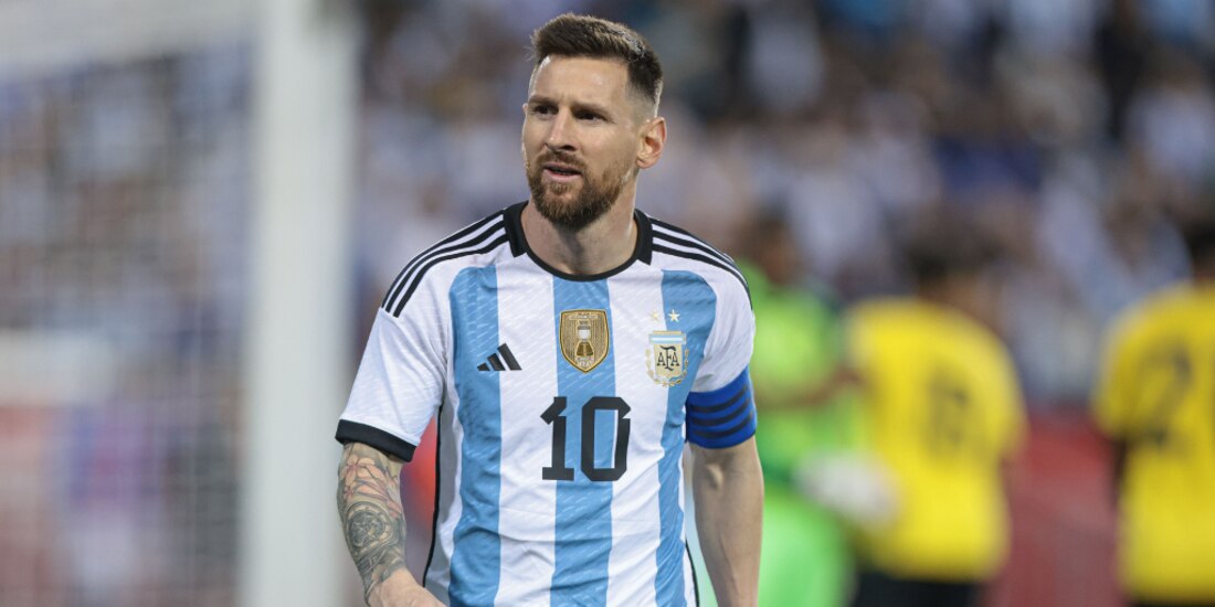 Leyenda del futbol asegura que la FIFA le regaló la Copa del Mundo a Messi.