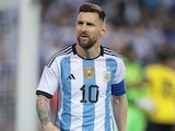 Leyenda del futbol asegura que la FIFA le regaló la Copa del Mundo a Messi.
