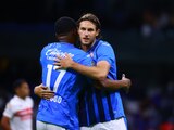 Brayan Angulo y Santiago Giménez festejan uno de los goles de Cruz Azul contra Toluca en la Fecha 4 de la Liga MX.