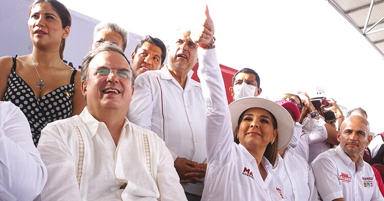 El canciller Marcelo Ebrard y la candidata a la gubernatura de Quintana Roo, Mara Lezama, en Cancún, ayer.
