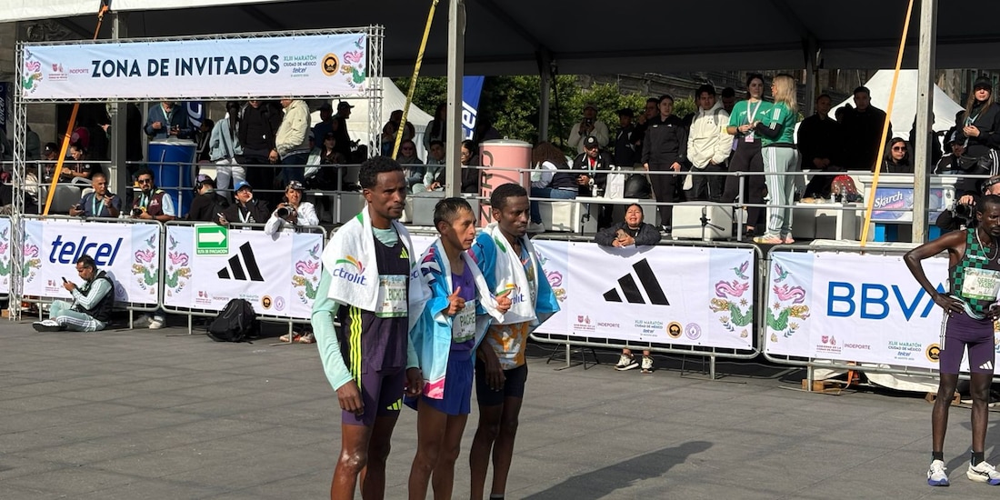 Al centro, Cristhian Pacheco, ganador de la edición XLIII del Maratón de la Ciudad de México.