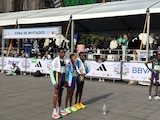 Al centro, Cristhian Pacheco, ganador de la edición XLIII del Maratón de la Ciudad de México.