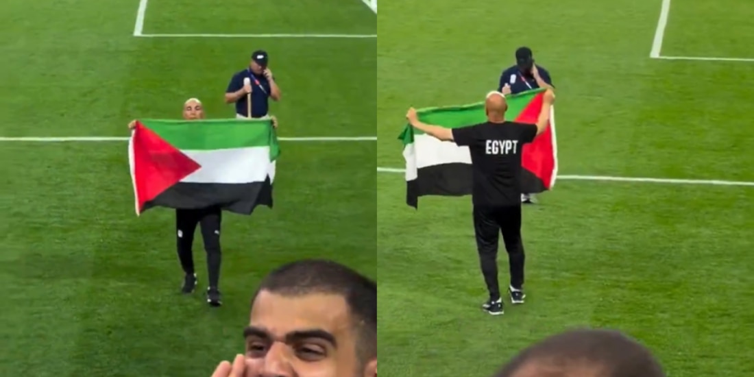 El entrenador de Egipto mostrando la bandera de Palestina.