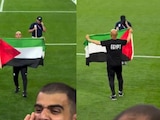 El entrenador de Egipto mostrando la bandera de Palestina.