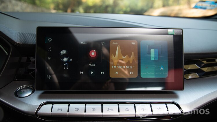 Pantalla central táctil de 10.2” compatible con CarPlay y Android Auto.