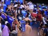 Los aficionados de Cruz Azul protestaron contra los futbolistas del club durante el partido contra el Querétaro.