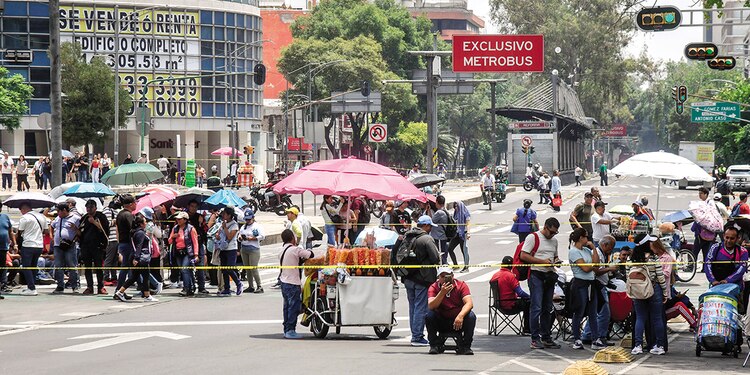 MAESTROS bloquearon ayer el cruce de Reforma e Insurgentes