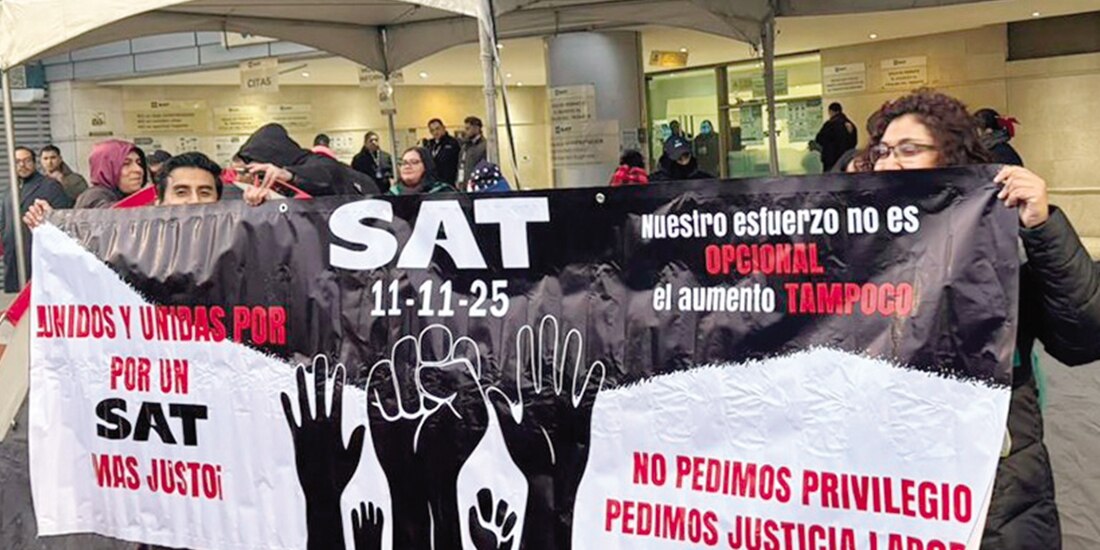 Empleados se manifiestan en oficinas del SAT en Río de la Piedad, el martes 11 de noviembre.