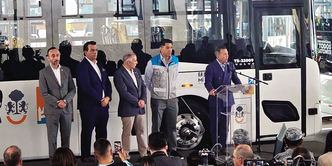 Pablo Lemus, gobernador de Jalisco, ayer, en la entrega de las nuevas unidades.