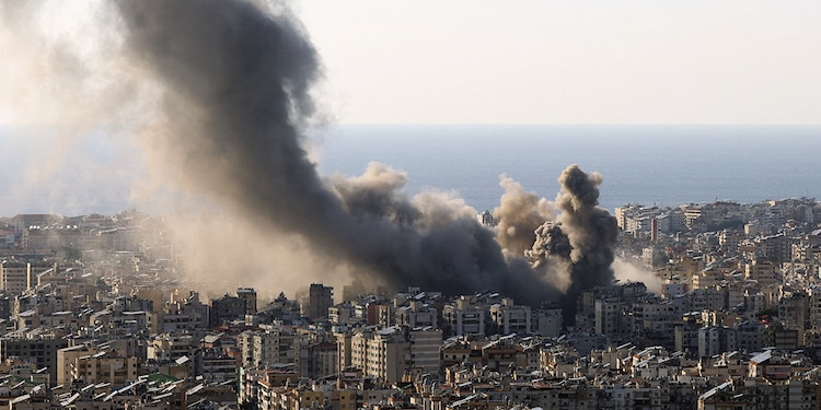 Humo después de un
ataque israelí en los
suburbios del sur
de Beirut, ayer.