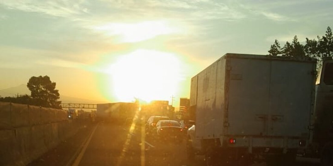 Liberan bloqueo en el kilómetro 99 de la México-Puebla tras 12 horas de bloqueo.