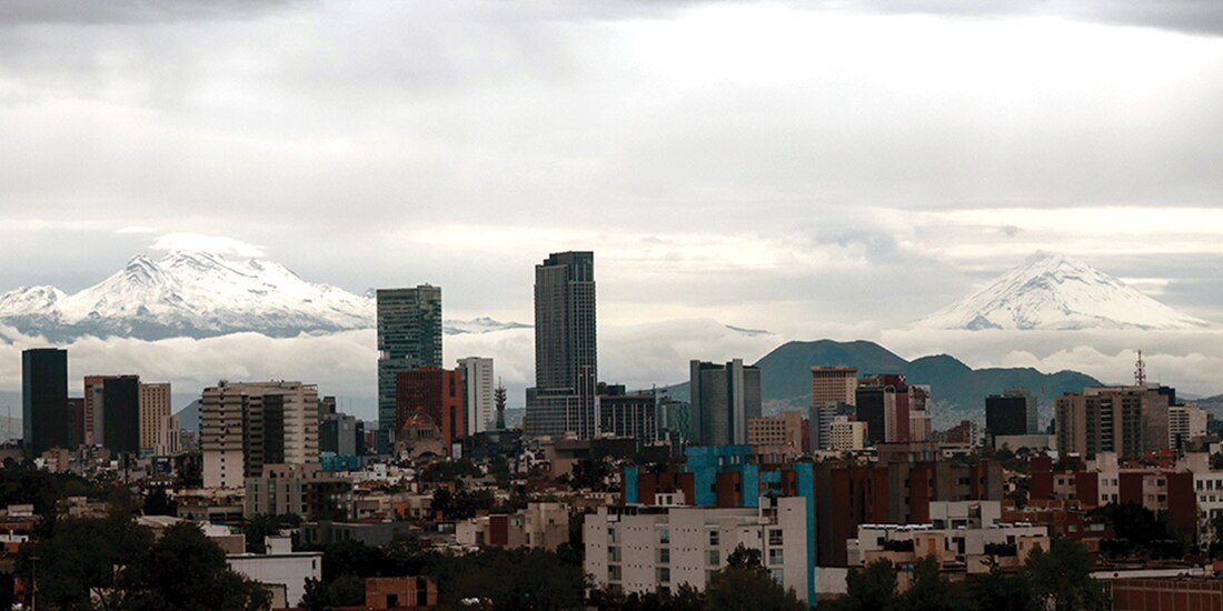 El Popocatépetl y el Iztaccihuatl, ayer, vistos desde la zona oriente de la Ciudad de México.