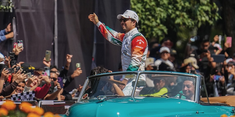 El volante tapatío, ayer, en su presentación en México en Paseo de la Reforma