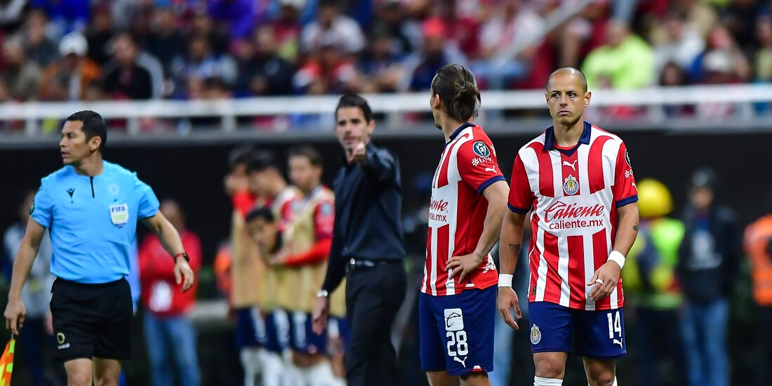 Fernando Gago y Javier 'Chicharito' Hernández de Chivas durante el partido de ida de octavos de final ante el Club América en la Concachampions
