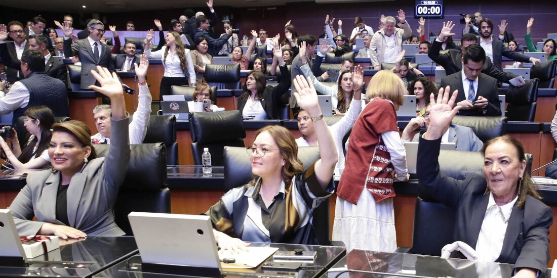 Senadores durante votación en sesión ordinaria de la Cámara alta, el pasado 30 de abril.