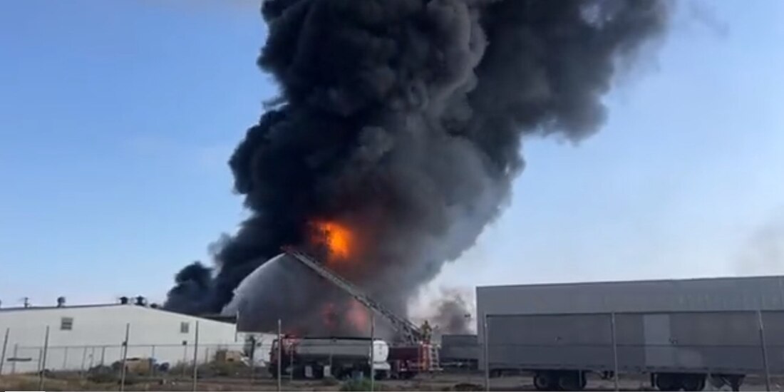 Muestran con impactantes VIDEOS el incendio que consume fábrica en Tijuana, Baja California