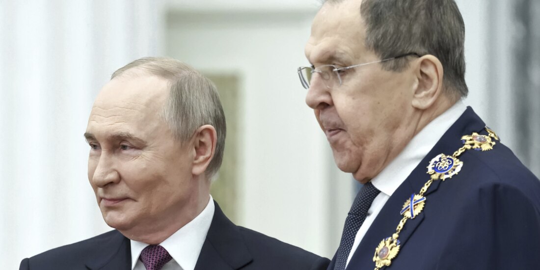 El presidente ruso, Vladimir Putin, y su ministro de Asuntos Exteriores, Sergei Lavrov, en el Palacio del Senado del Kremlin, en Moscú, ayer.