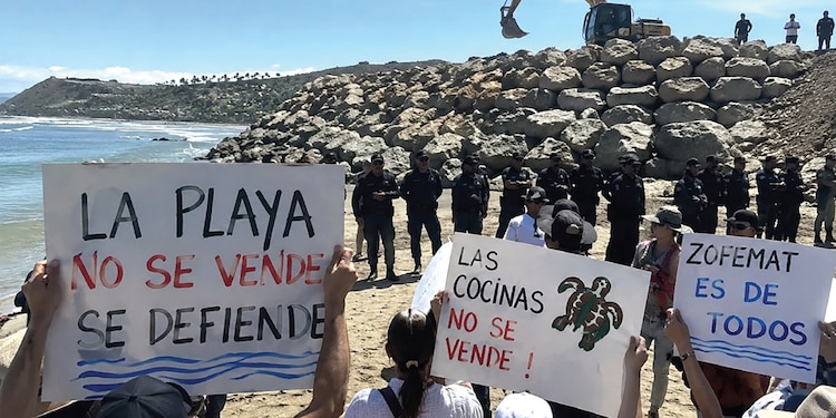 LA COMUNIDAD protesta, ante la custodia de policías estatales, el martes pasado.